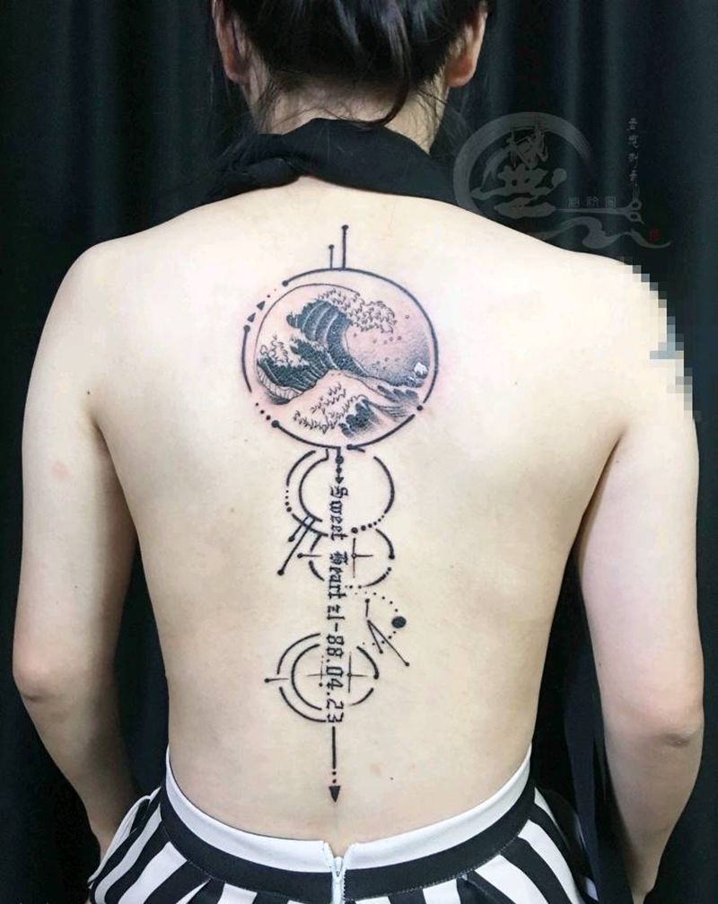美背脊椎纹身纹身图片_背部几何浪纹身图案