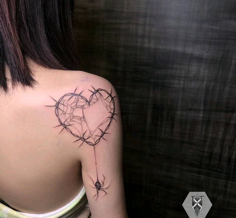 陷阱纹身图片_肩部腿部Old School几何纹身图案