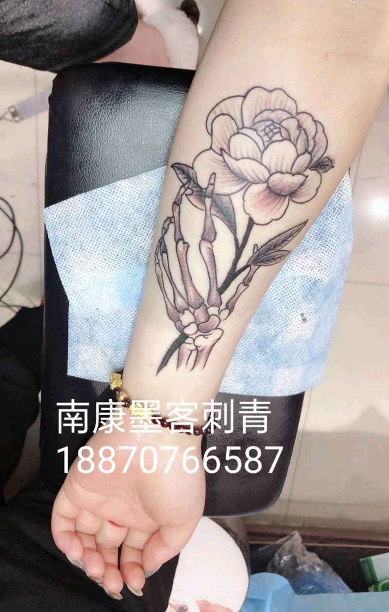 骷髅手玫瑰花纹身图片