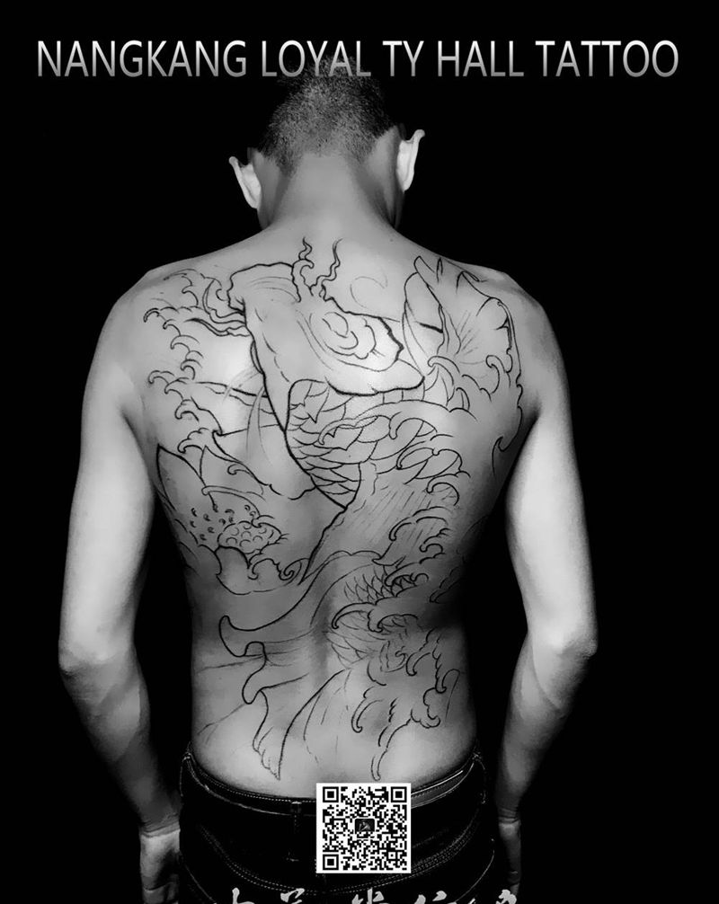 满背鲤鱼纹身图片