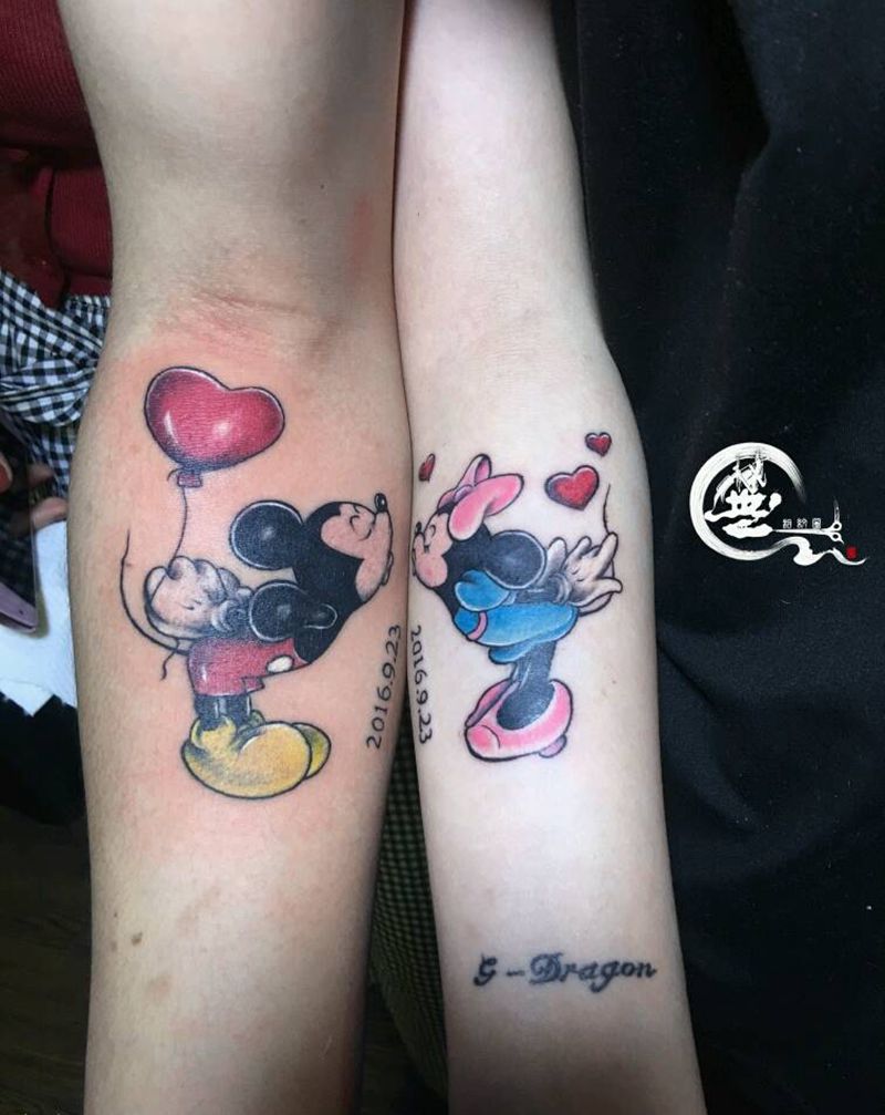 米奇纹身图片_手臂情侣纹身图案