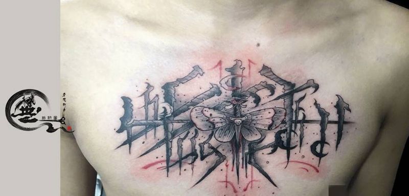 一个小花胸纹身图片_胸部纹身图案