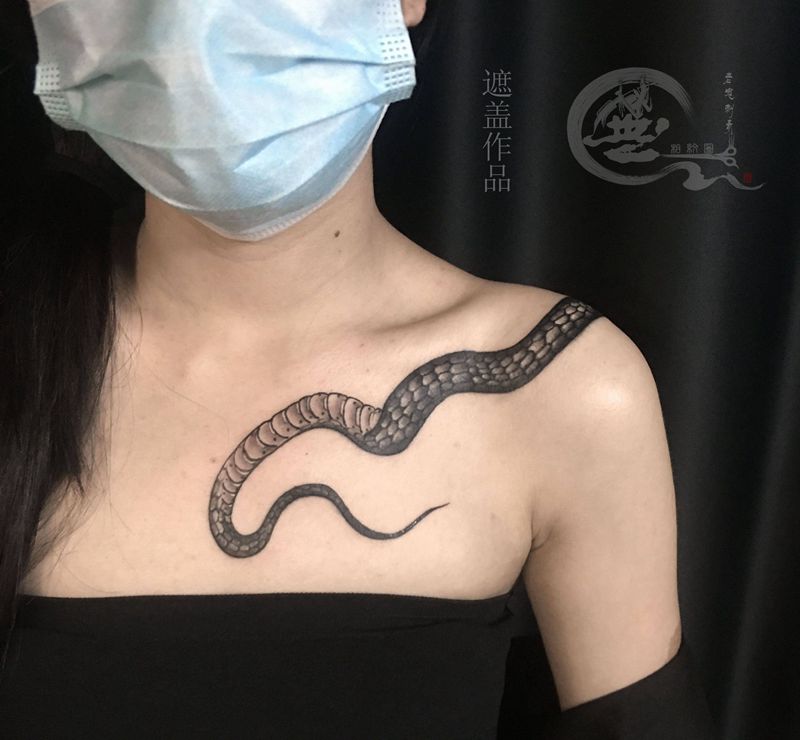 遮盖纹身图片_肩部胸部蛇纹身图案