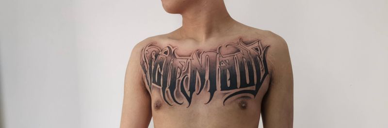 花体硬字纹身图片_胸部纹身图案