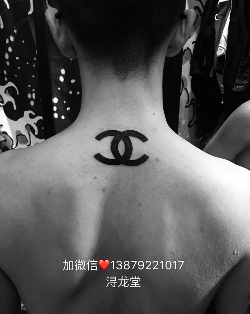 香奈儿纹身图片_颈部图腾纹身图案