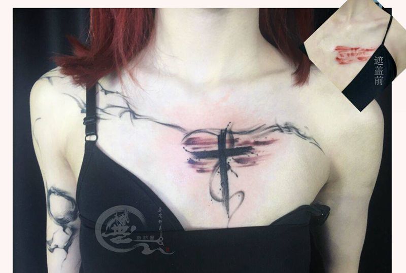 水墨十字架遮盖纹身图片_胸部水墨纹身图案