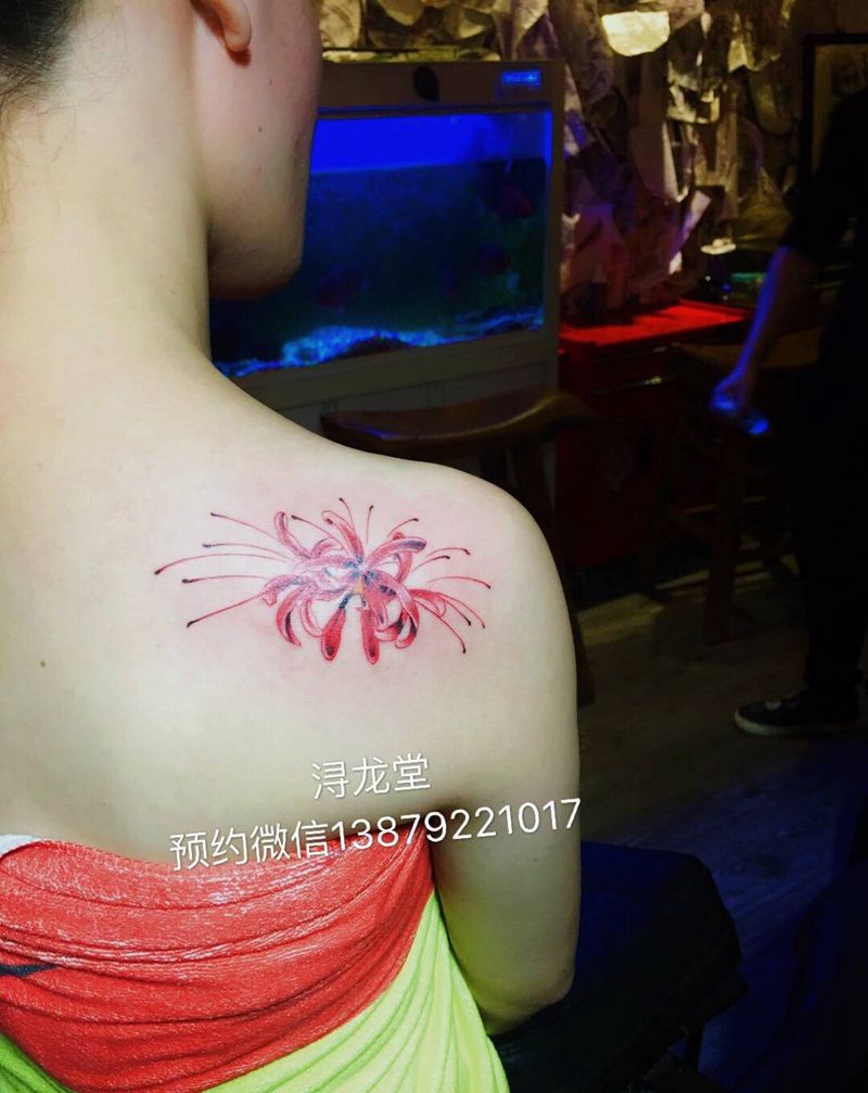 彼岸花纹身图片_背部彩色纹身图案