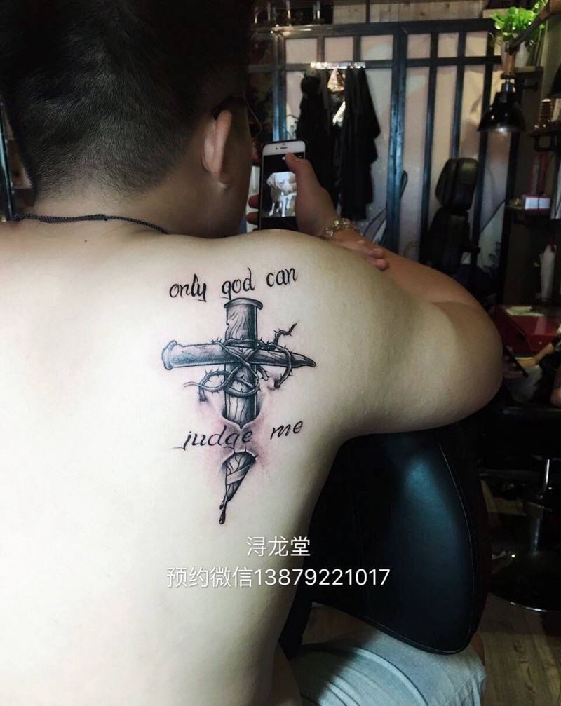 十字架纹身图片_肩部纹身图案