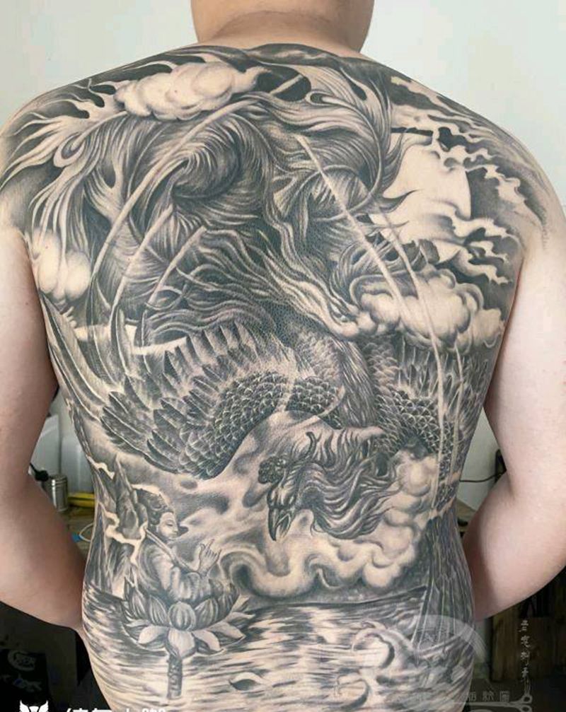 满背凤凰纹身图片_背部传统纹身图案