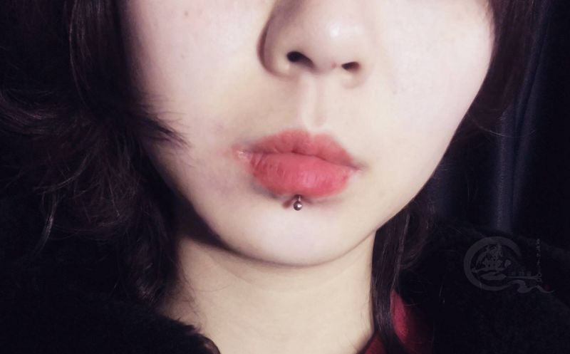 唇钉纹身图片_嘴巴纹身图案