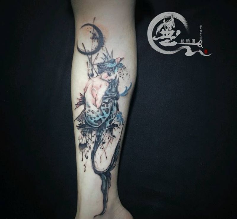 美人鱼纹身图片_脚部水墨暗黑纹身图案