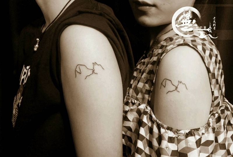 线条的魅力纹身图片_手臂几何情侣成品纹身图案