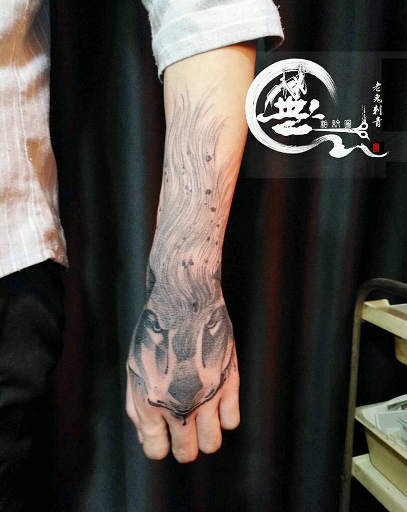 狼纹身图片_手部欧美动物成品纹身图案