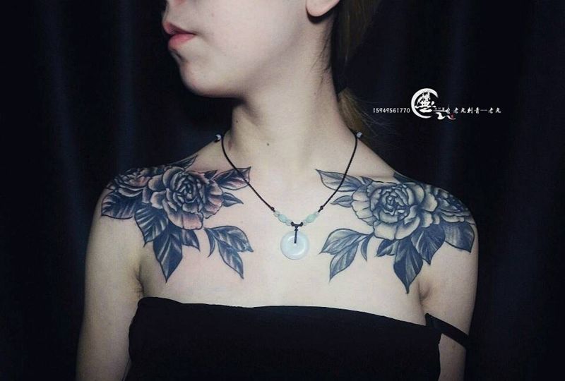 花肩纹身图片_肩部欧美花卉成品纹身图案