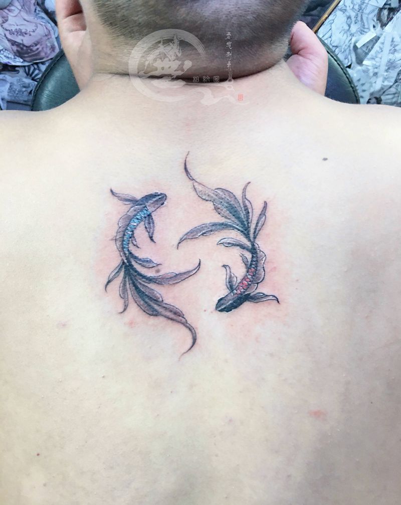 八卦鱼纹身图片_背部纹身图案