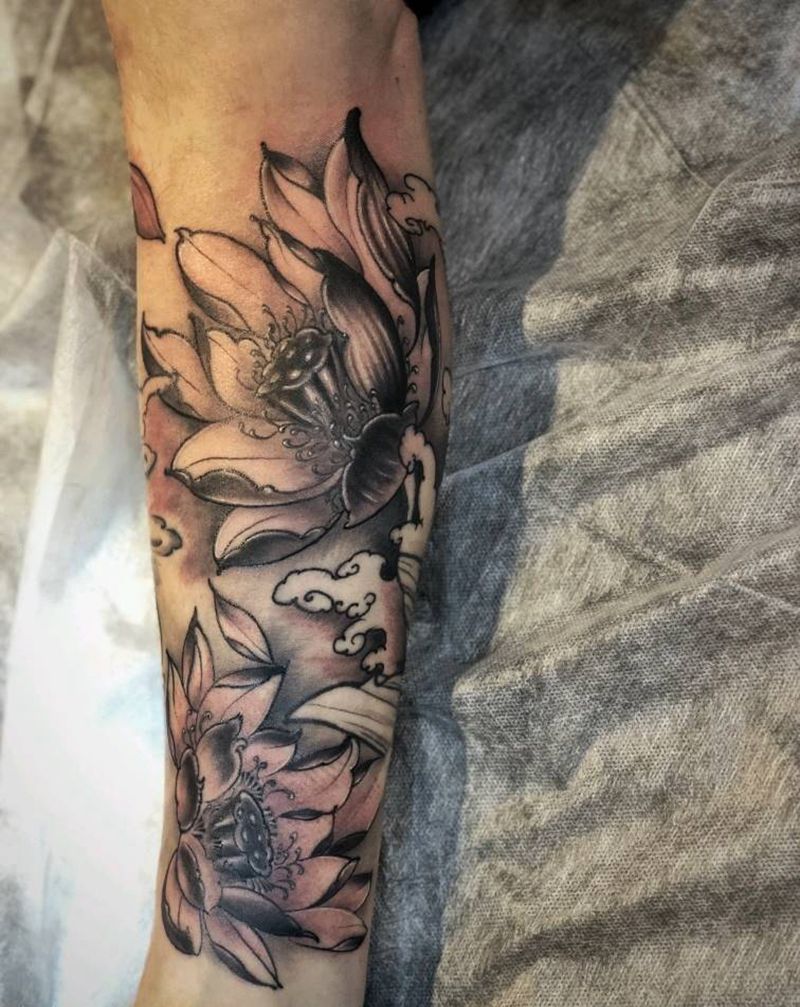 荷花纹身图片_脚部新传统纹身图案