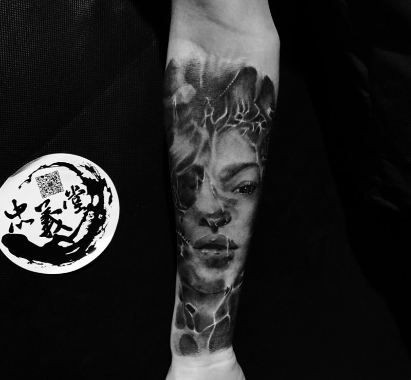 写实人物纹身图片_手臂欧美写实纹身图案