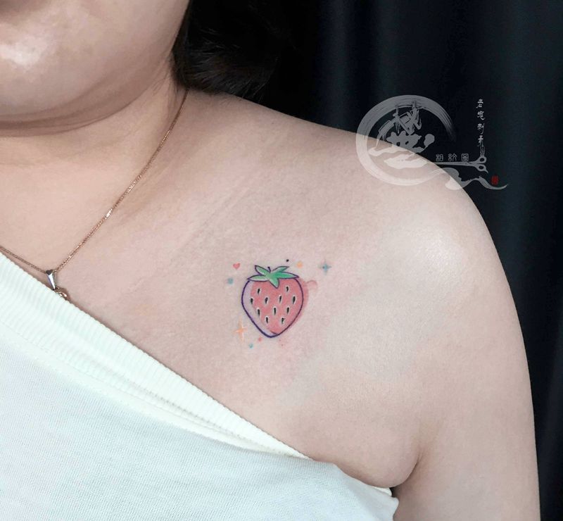 草莓纹身图片_肩部纹身图案