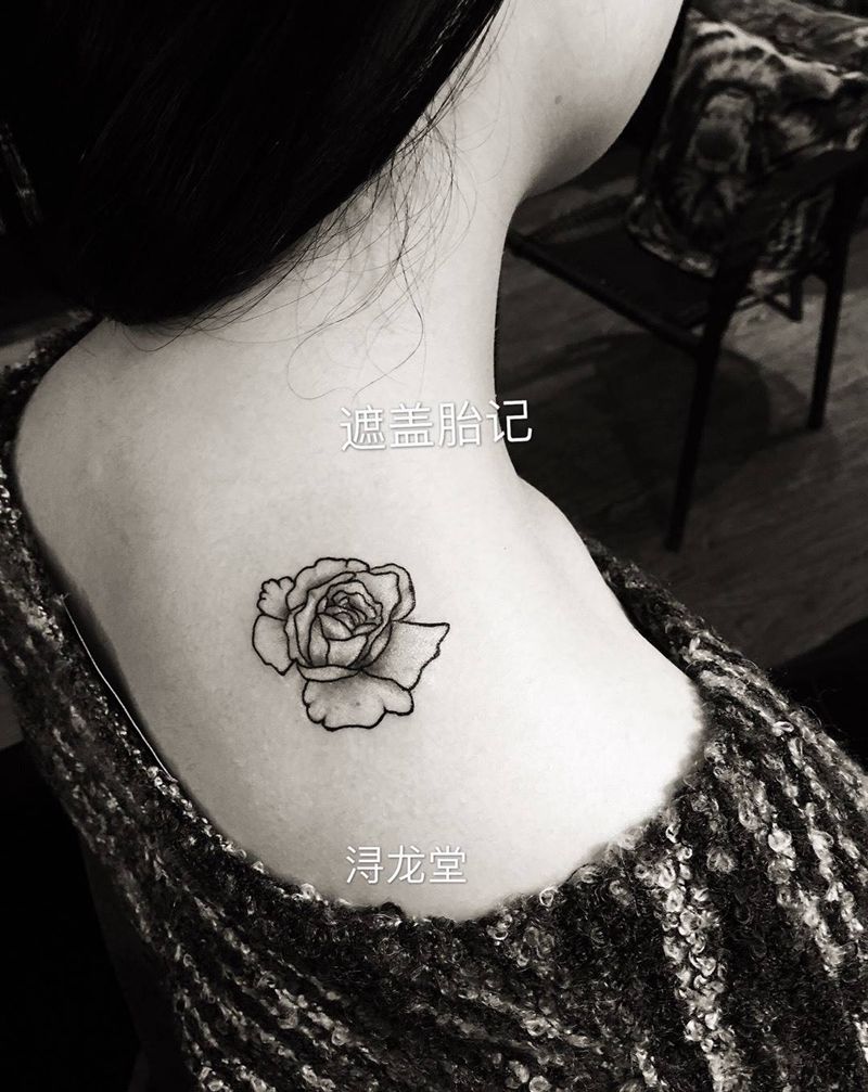 花纹身图片_植物清新背部肩部纹身图案