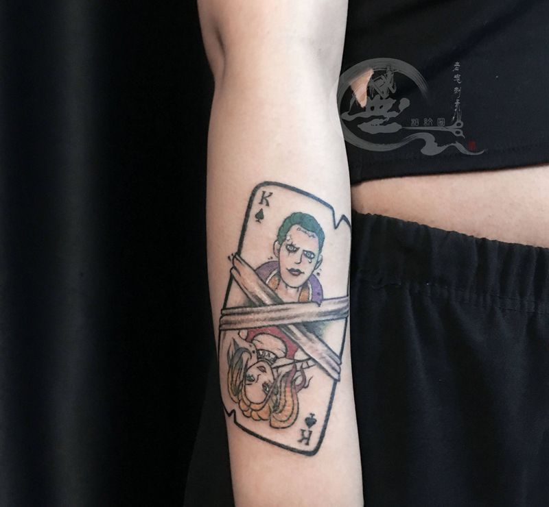 小丑扑克纹身图片_手臂Old School纹身图案