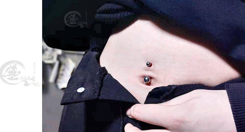 齐钉一枚纹身图片_腹部齐钉纹身图案