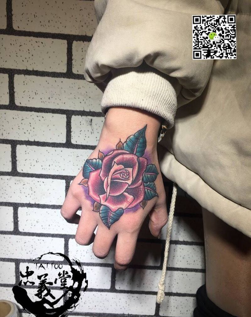 手背花纹身图片_手部新传统纹身图案