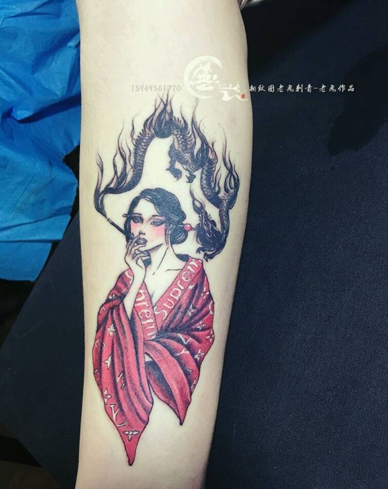 抽烟的女人纹身图片_手部新传统纹身图案