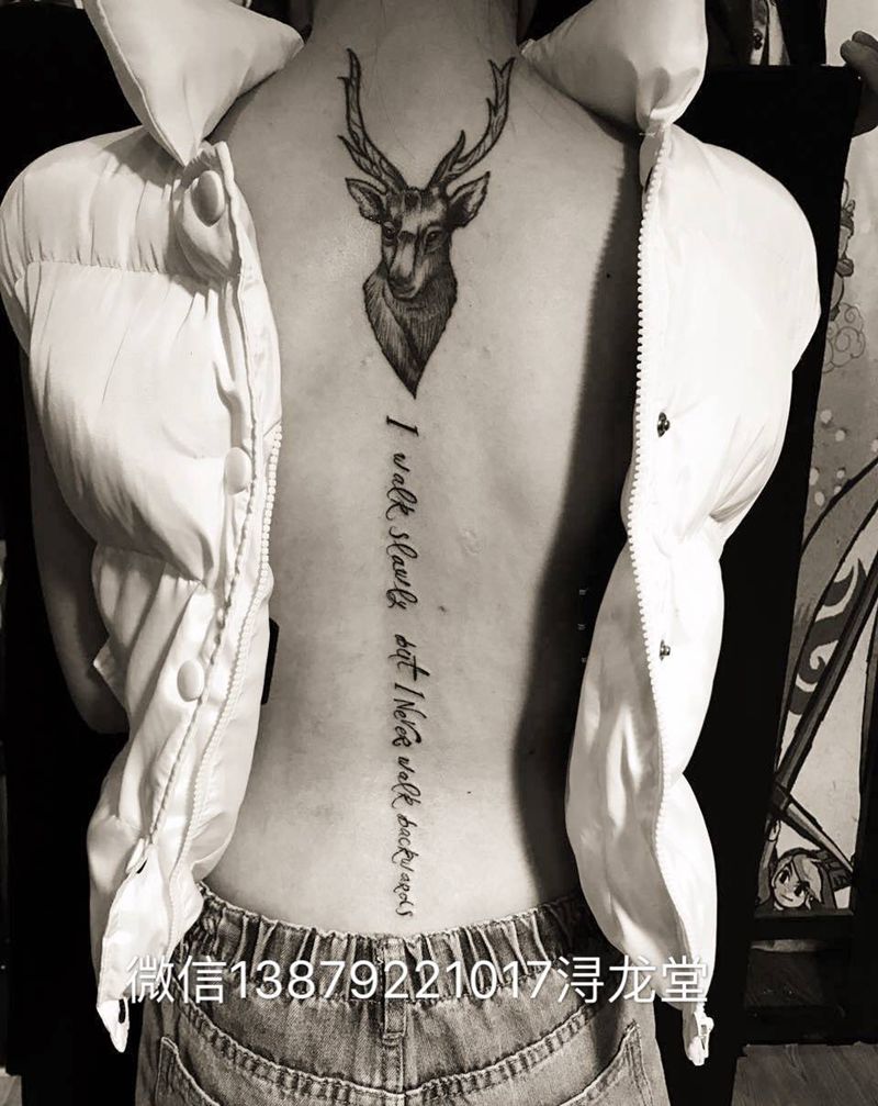 鹿字母纹身图片_颈部背部清新动物原创纹身图案
