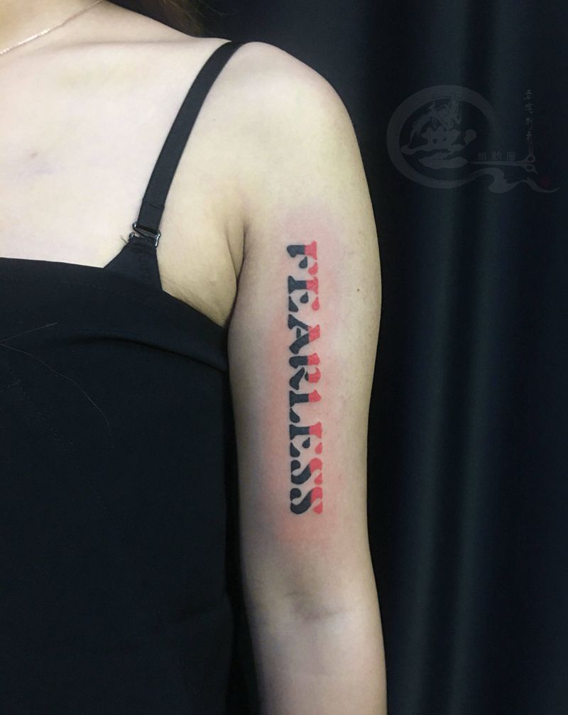 字母纹身图片_肩部手臂纹身图案