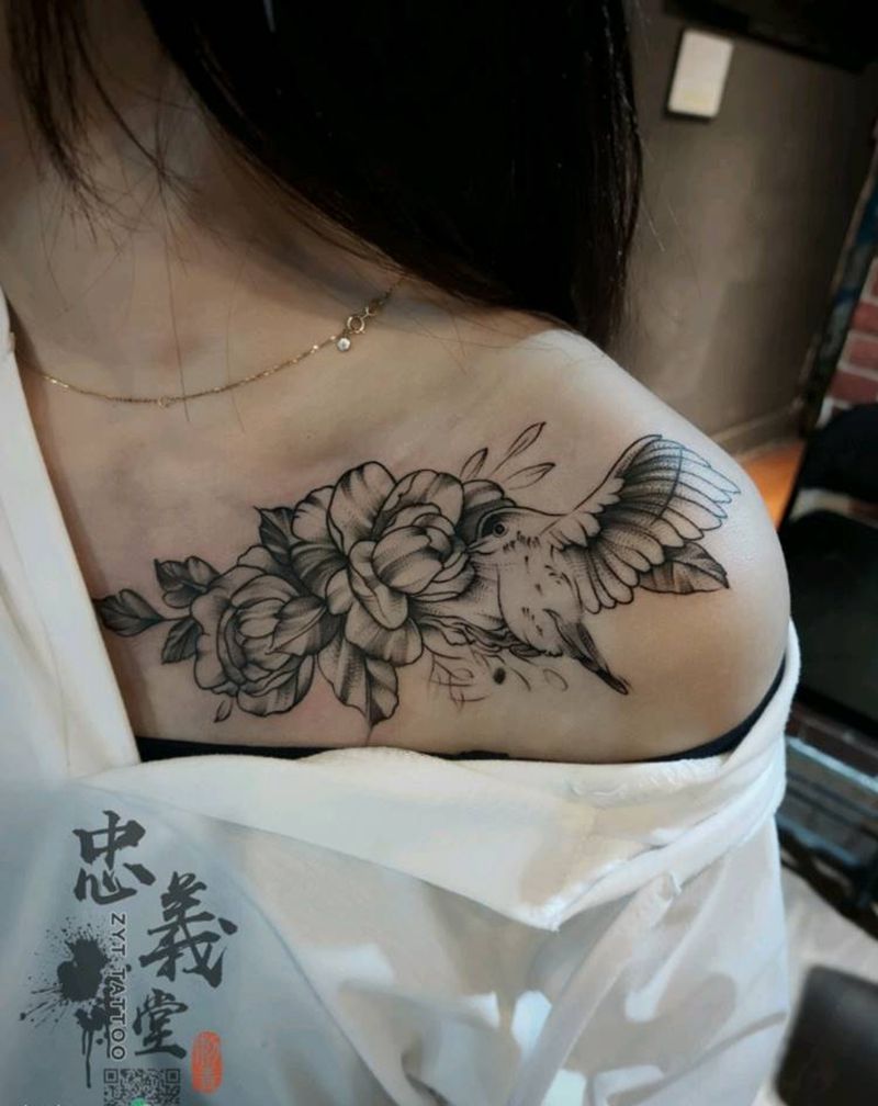 素花纹身图片_胸部几何点刺纹身图案