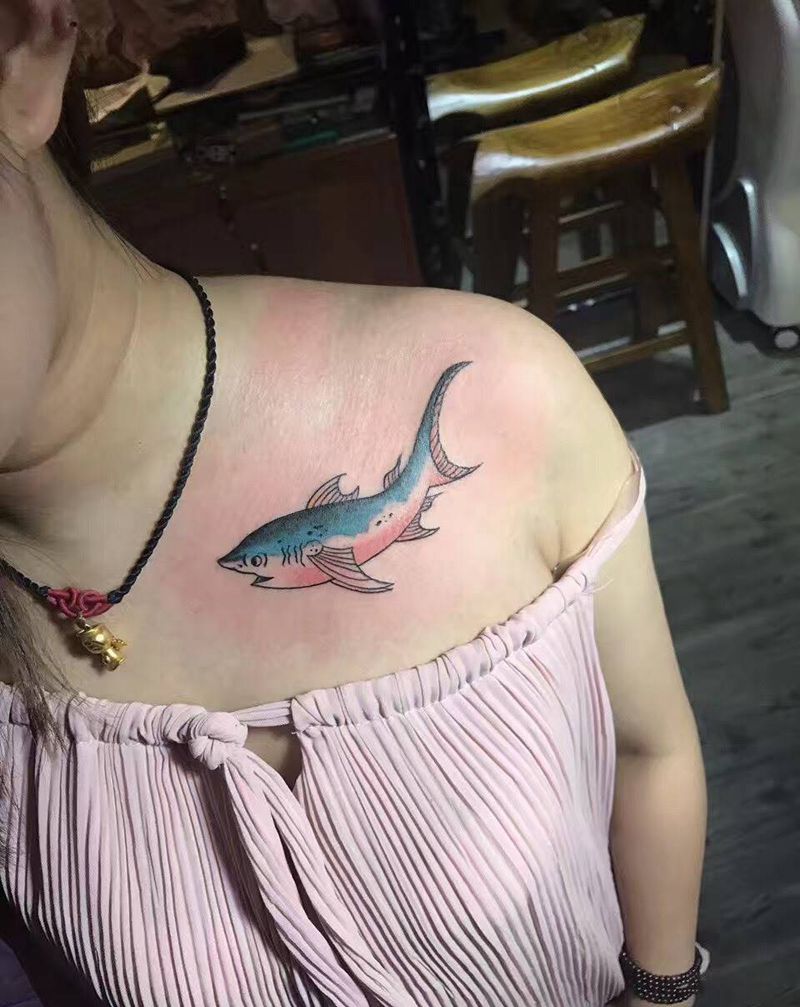 鱼纹身图片_彩色清新成品胸口纹身图案