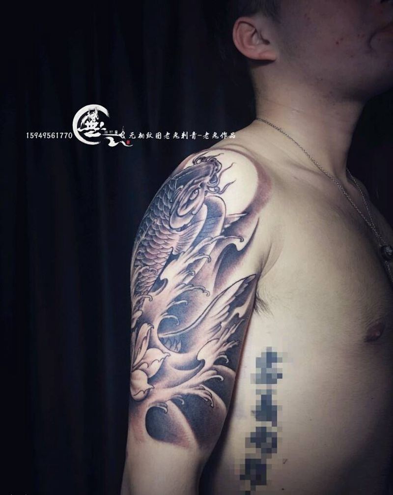 鲤鱼纹身图片_手臂新传统鲤鱼纹身图案