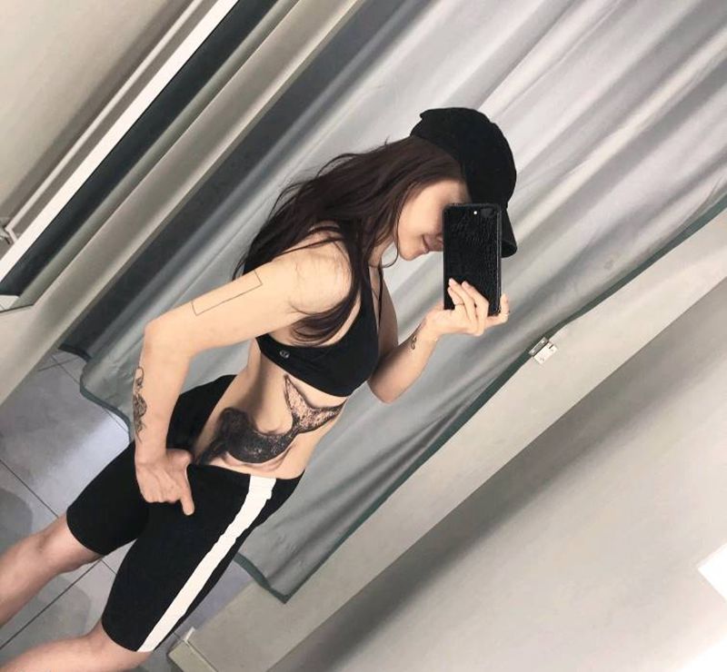 鲸纹身图片_臀部腰部鲸纹身图案