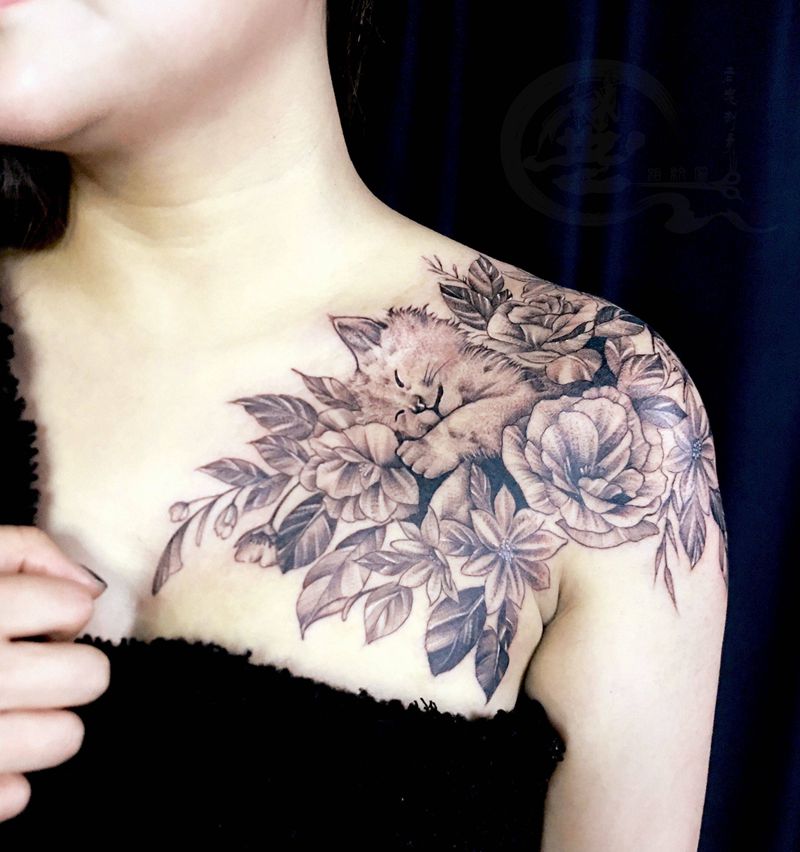 胎记遮盖纹身图片_肩部素花纹身图案