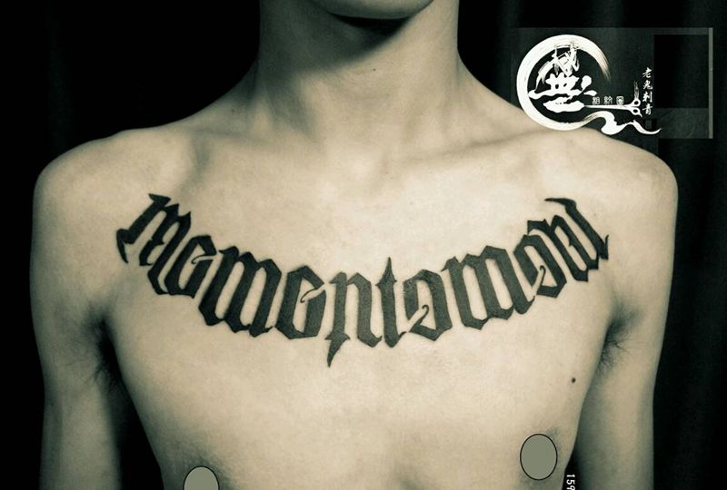 小花胸哥特字体纹身图片_胸部字符成品纹身图案