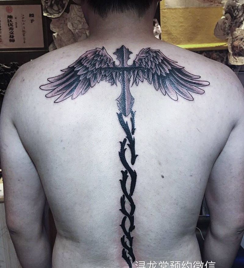 背部翅膀图腾纹身图片_背部纹身图案