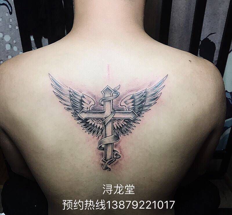 十字架翅膀纹身图片_背部纹身图案
