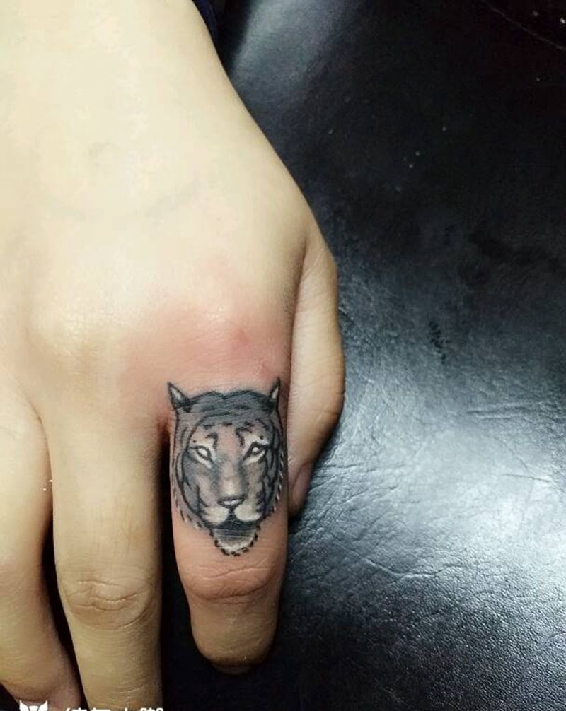 遮盖作品手指老虎纹身图片