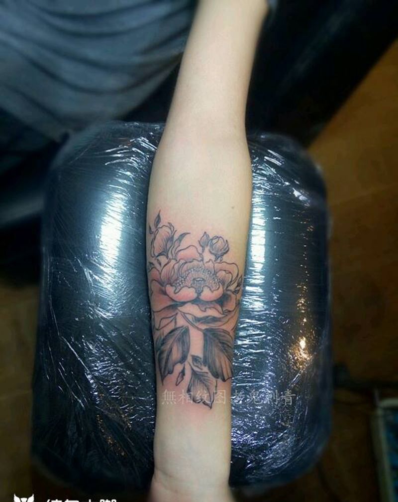素花纹身图片_手部欧美清新成品纹身图案