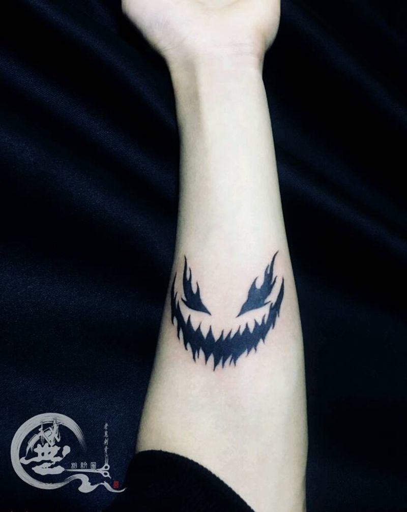 恶魔笑脸纹身图片_手臂图腾纹身图案