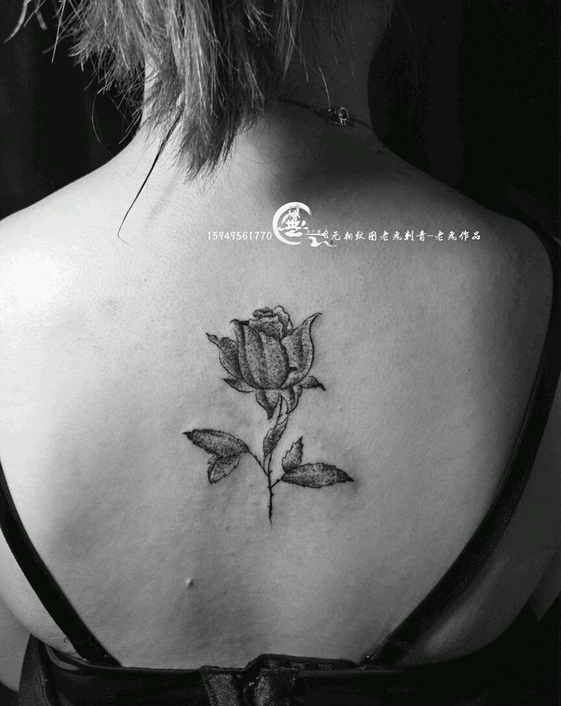 花纹身图片_背部成品纹身图案