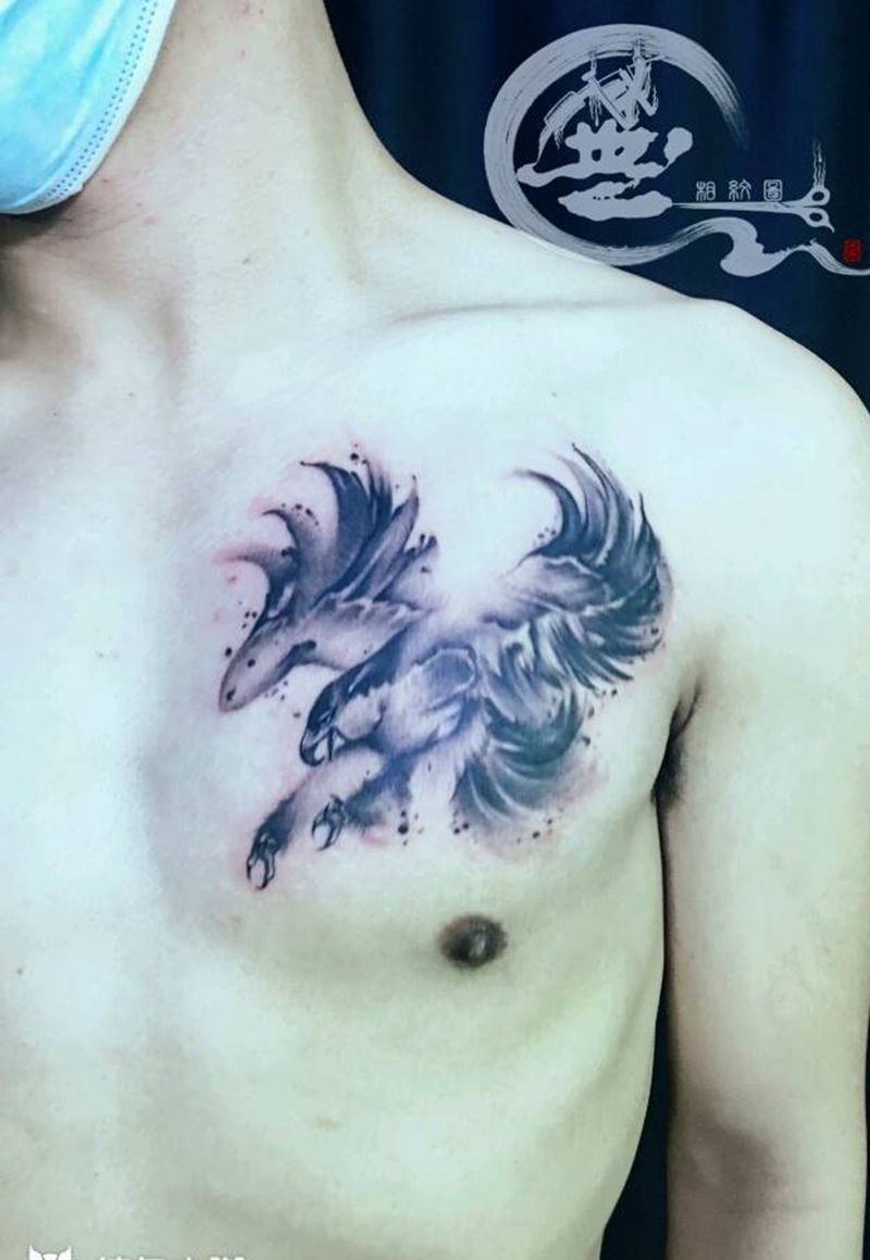 水墨鹰纹身图片_胸部水墨纹身图案