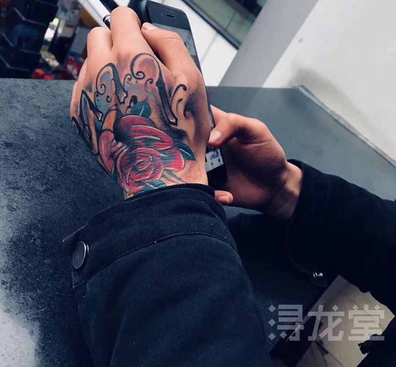 手背玫瑰纹身图片_手部纹身图案