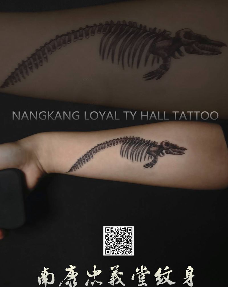 恐龙骨纹身图片