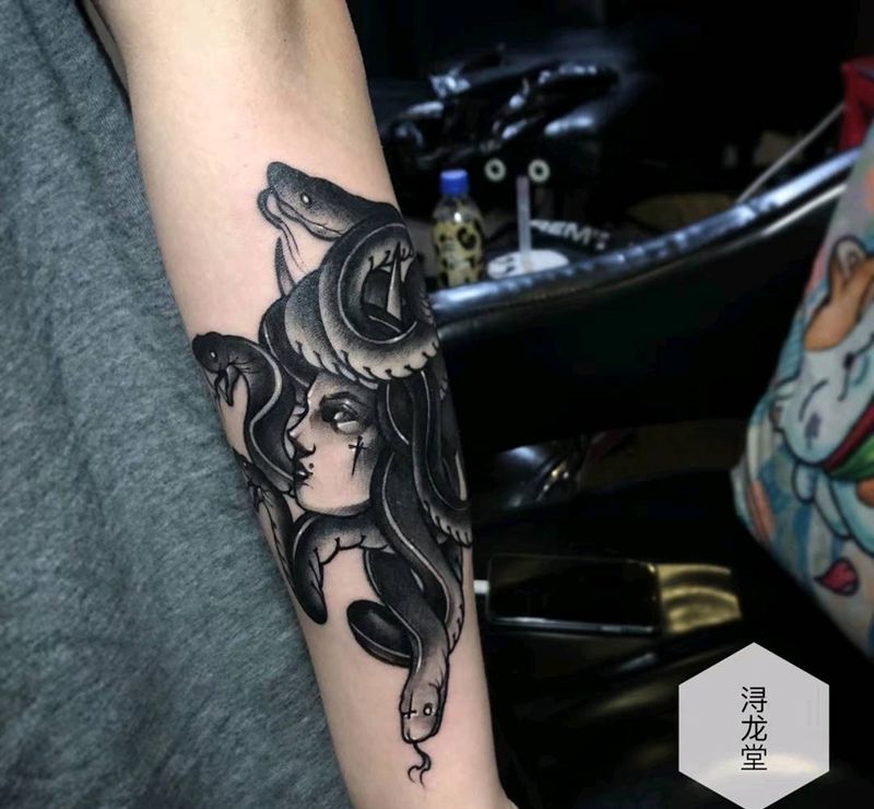 美度杀纹身图片_手部手臂暗黑纹身图案