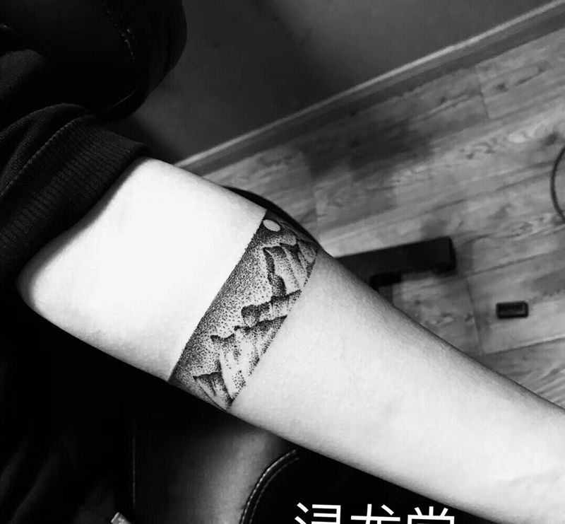 点刺纹身图片_手臂纹身图案
