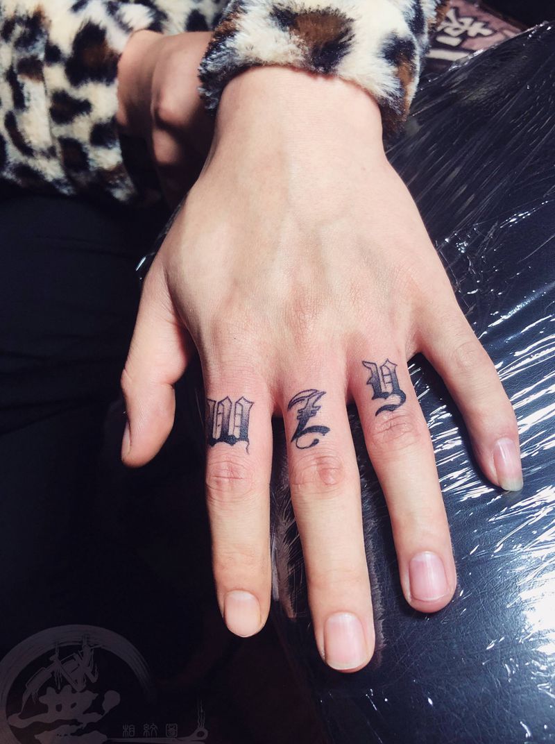 花体纹身图片_手部花体字纹身图案