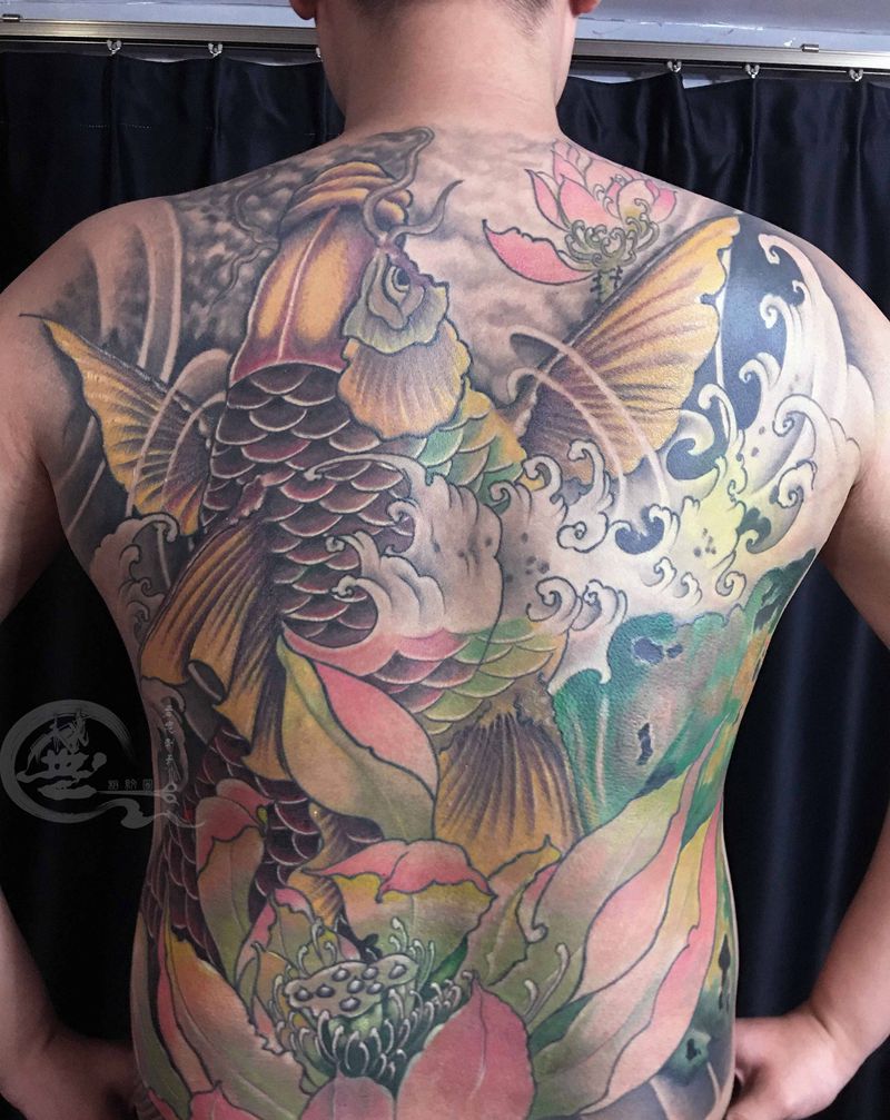 满背鲤鱼纹身图片_背部新传统纹身图案