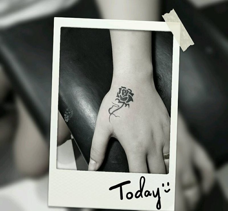 虎口玫瑰纹身图片