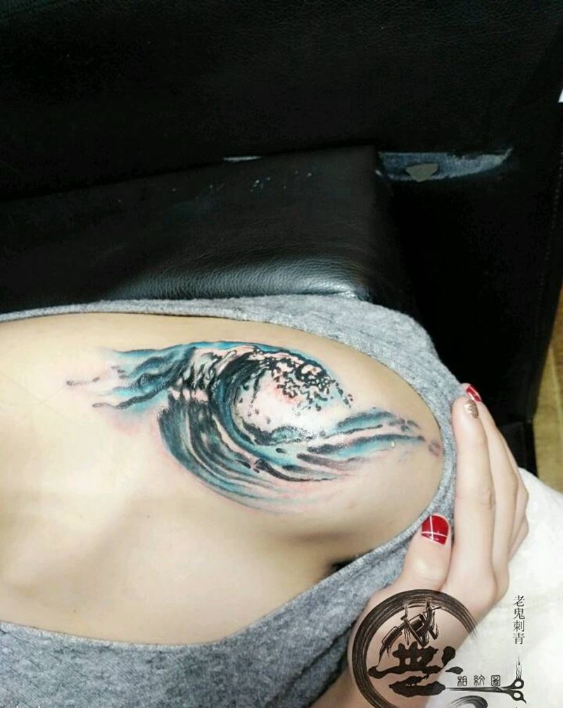 浪花遮盖作品纹身图片_肩部清新遮盖水彩成品纹身图案